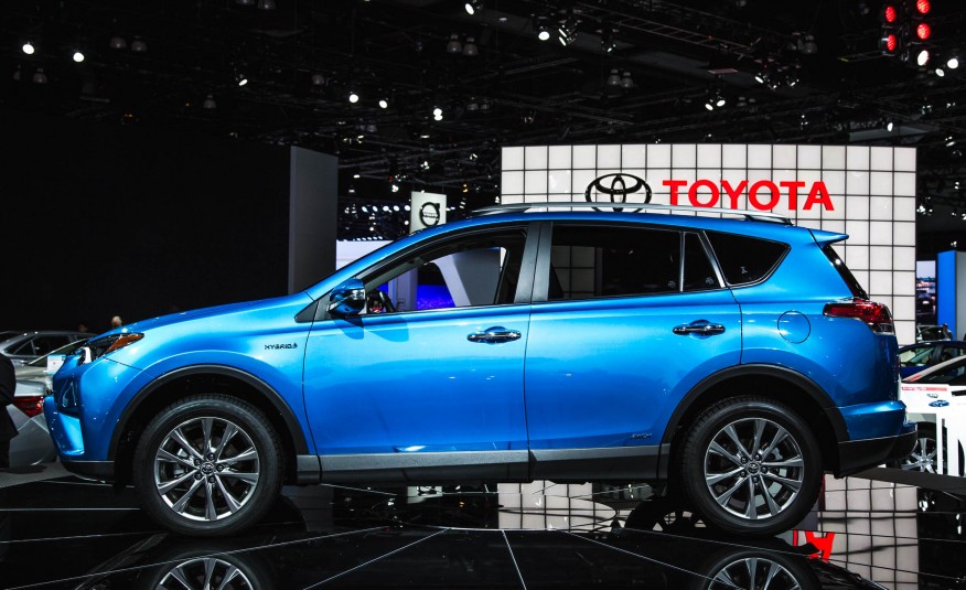 2016-Toyota-RAV4-hybrid-LA-200-horsepower
